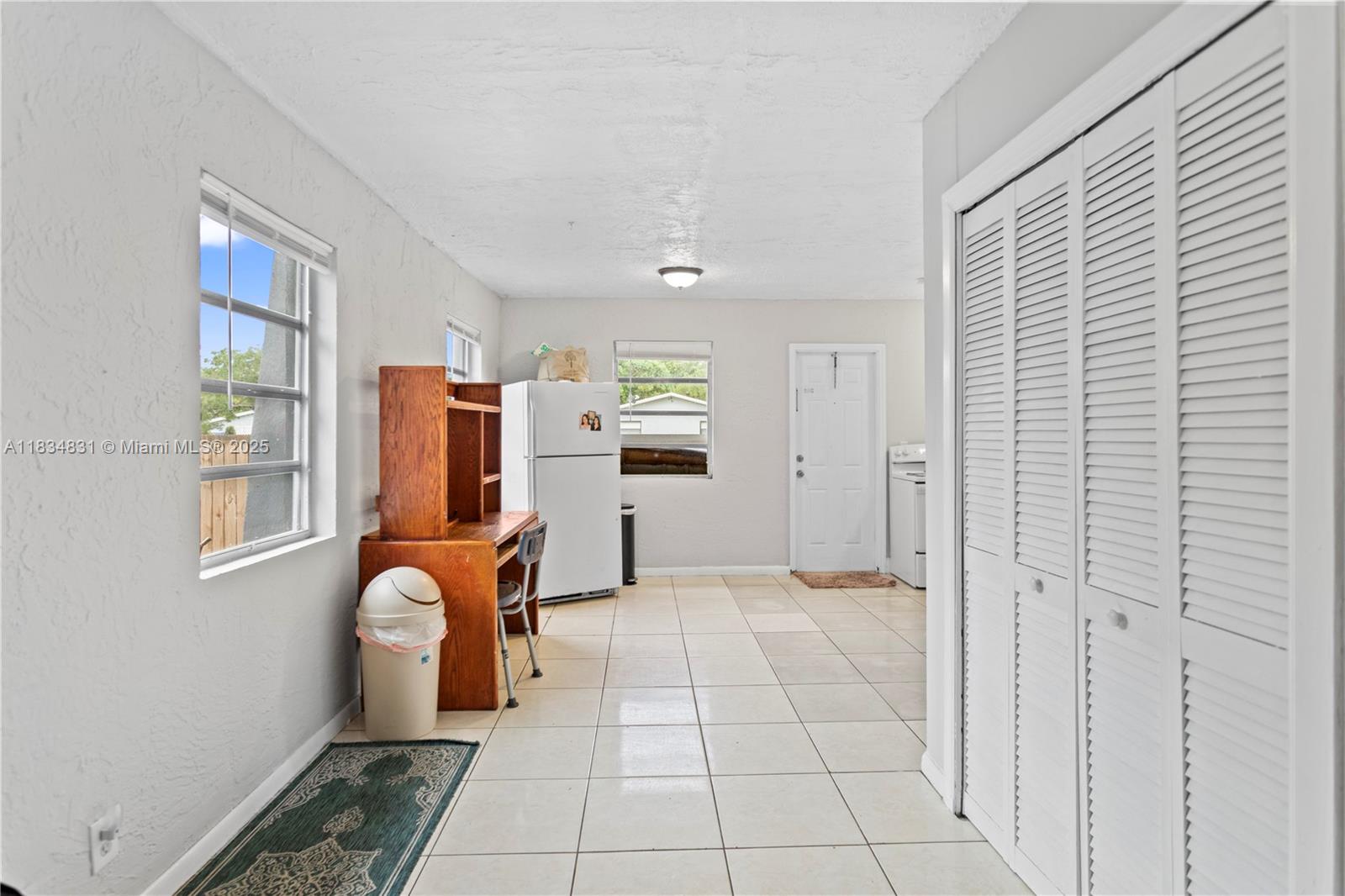 HOLLYWOOD COUNTRY ESTATES - Residential