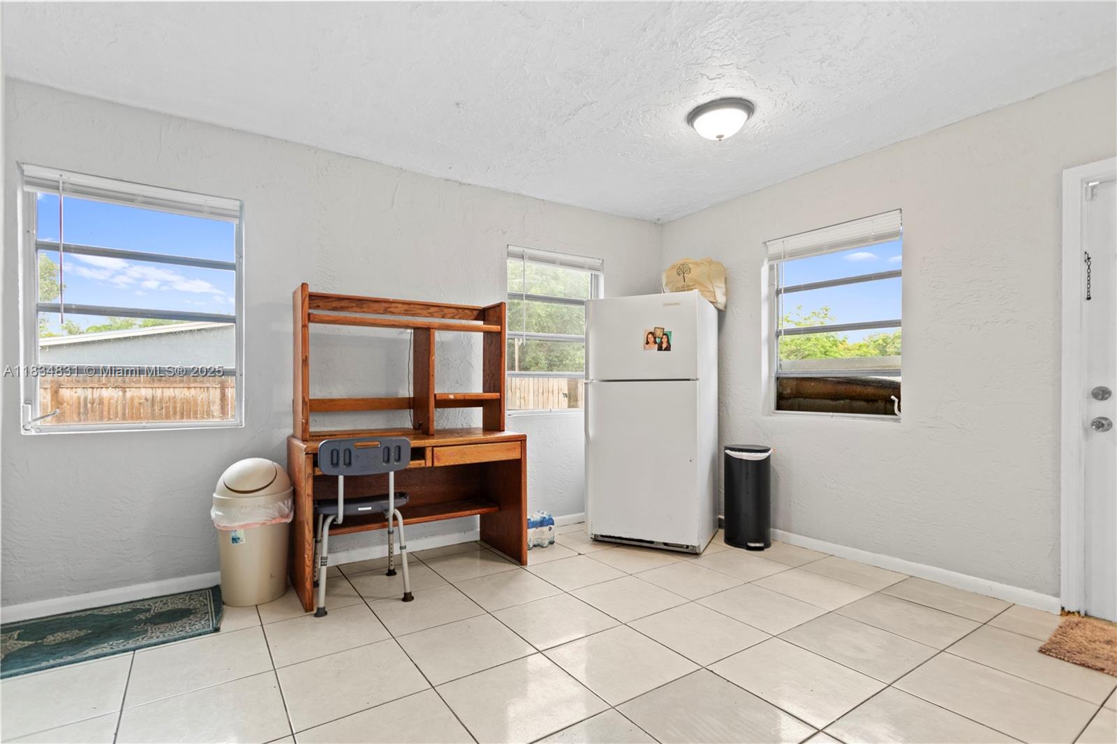 HOLLYWOOD COUNTRY ESTATES - Residential