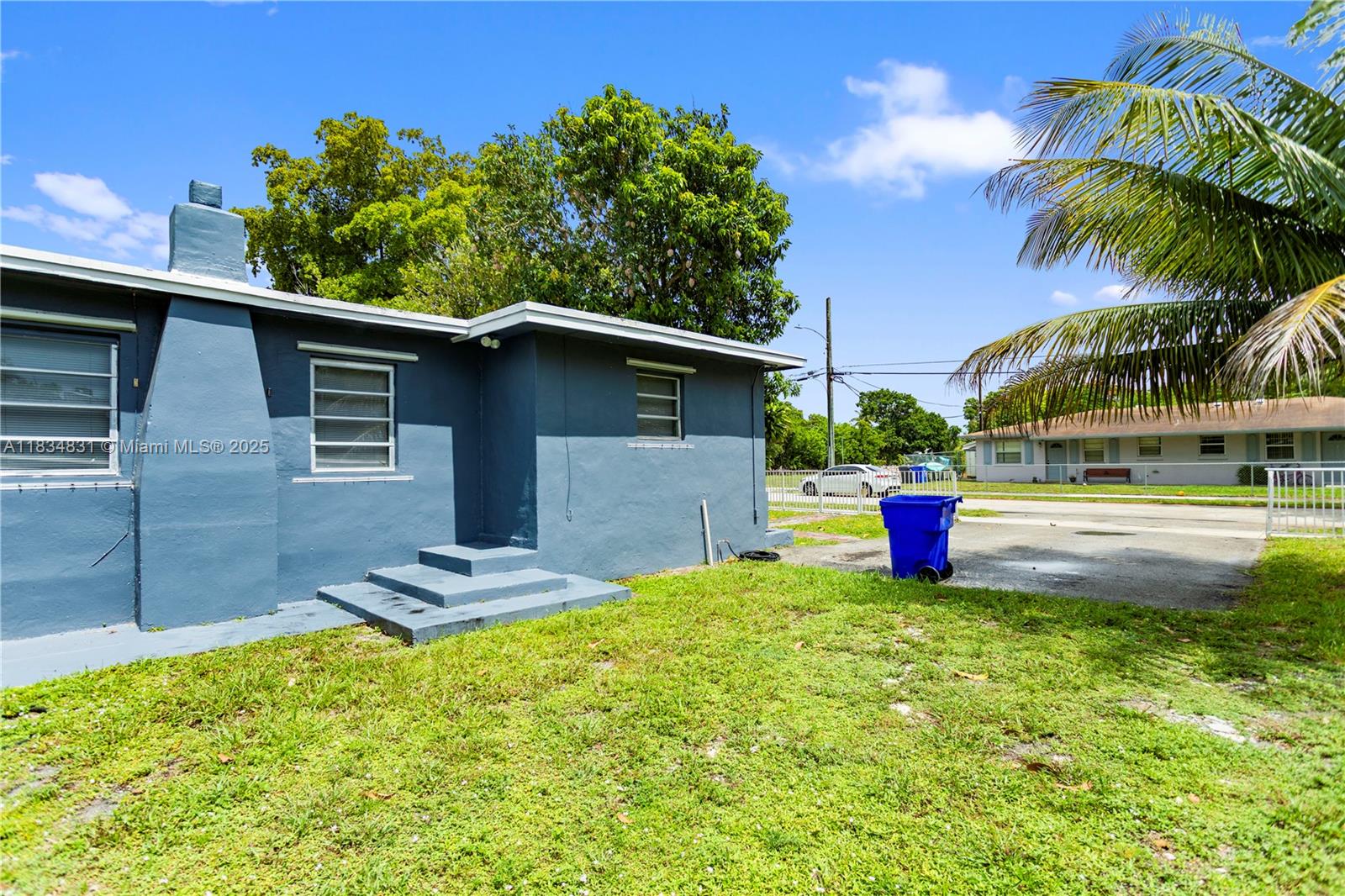 HOLLYWOOD COUNTRY ESTATES - Residential