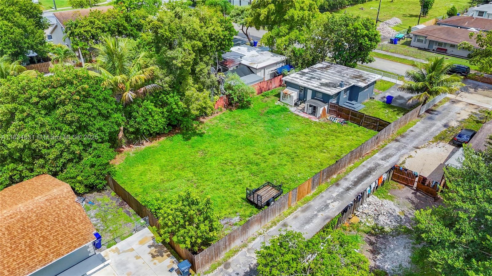 HOLLYWOOD COUNTRY ESTATES - Residential