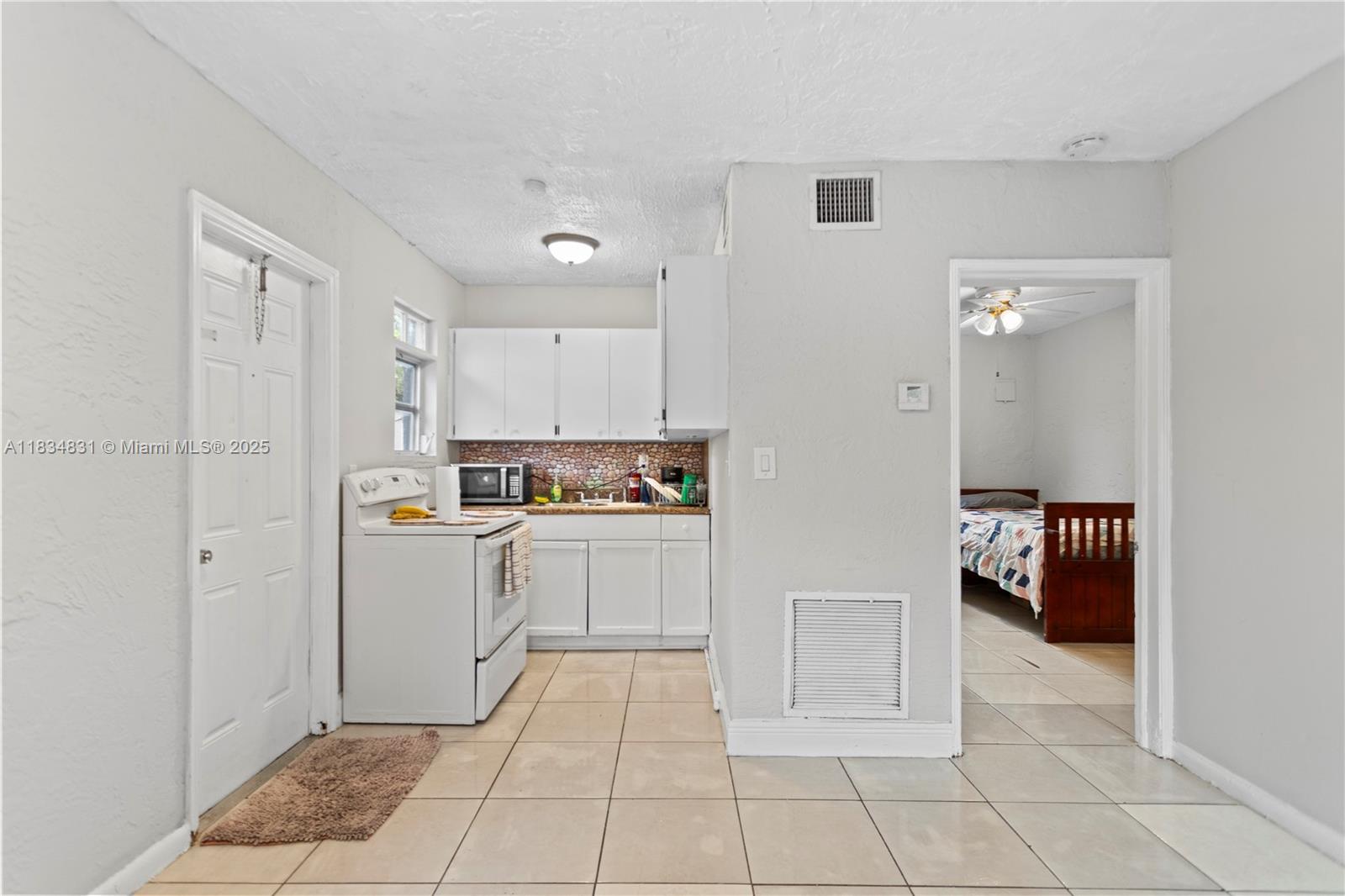 HOLLYWOOD COUNTRY ESTATES - Residential