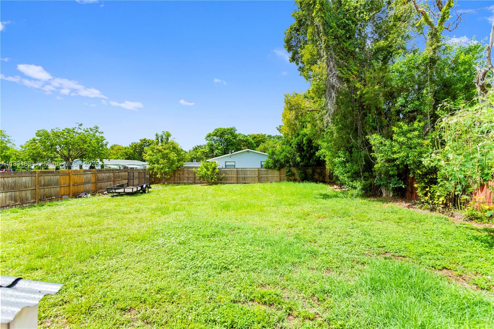 HOLLYWOOD COUNTRY ESTATES - Residential