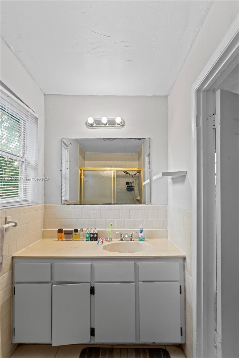 HOLLYWOOD COUNTRY ESTATES - Residential