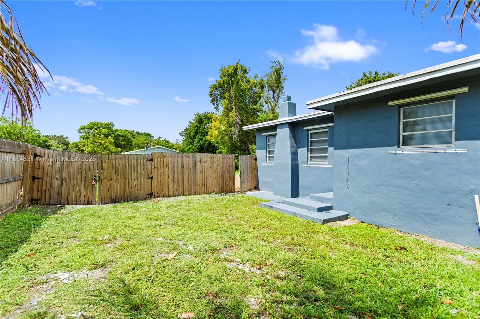 HOLLYWOOD COUNTRY ESTATES - Residential