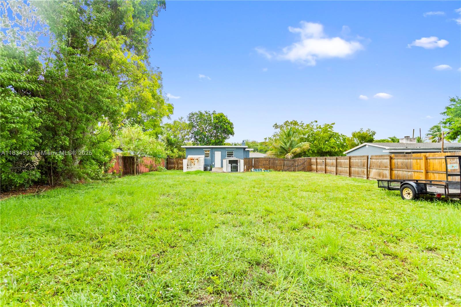 HOLLYWOOD COUNTRY ESTATES - Residential