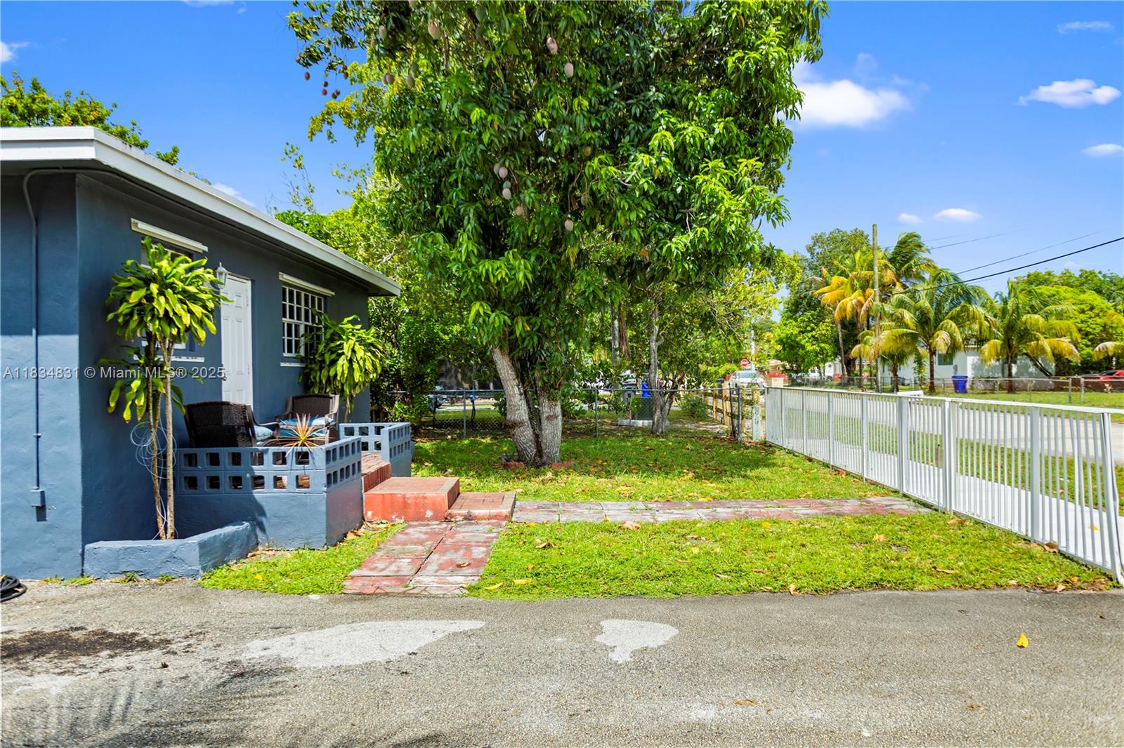 HOLLYWOOD COUNTRY ESTATES - Residential