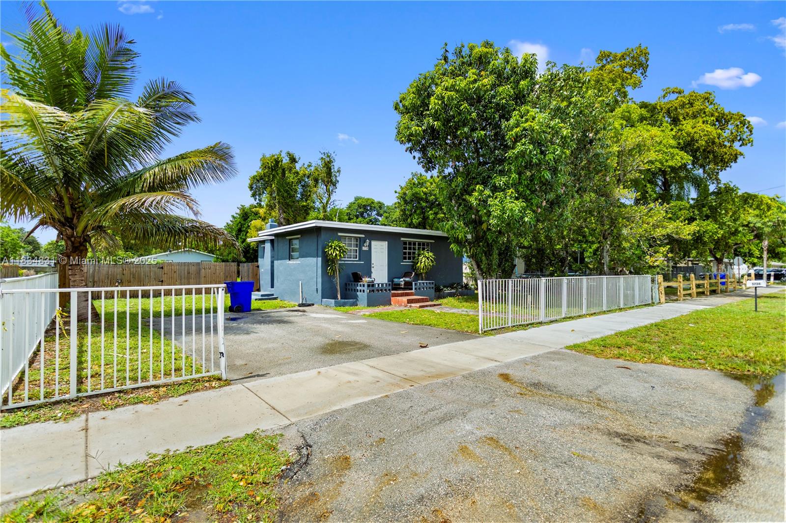 Single Family Home with Huge fenced backyard! Backyard with enough space to park all your Toys or build a resort style pool, near The Hollywood Hard Rock Casino. Home has 2 bedrooms and
2 bathrooms with central air. Freshly painted with tile floors throughout. Home is on a quarter acre and yard can be
used for many things. Close to all shopping and major highways.