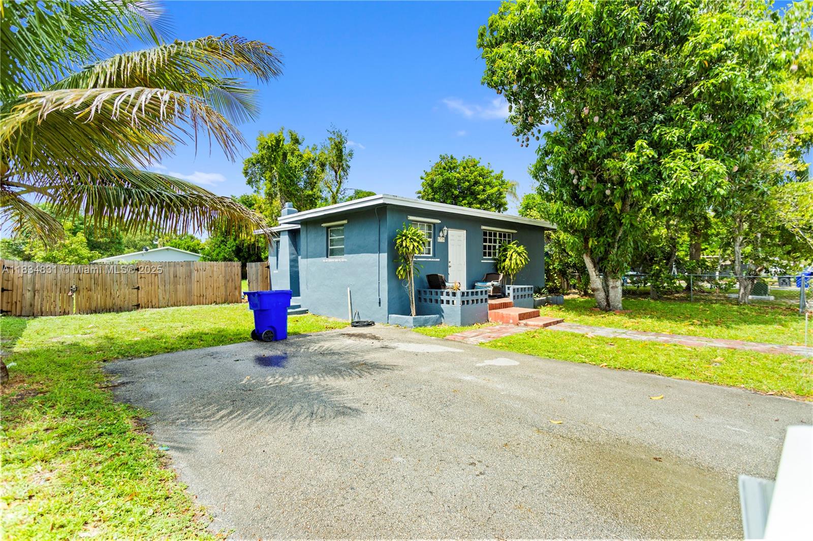 HOLLYWOOD COUNTRY ESTATES - Residential