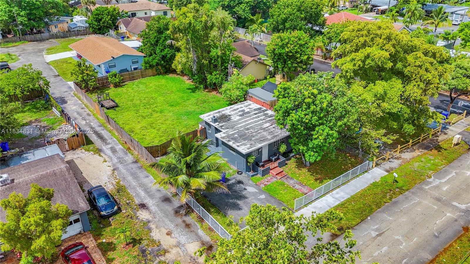 HOLLYWOOD COUNTRY ESTATES - Residential