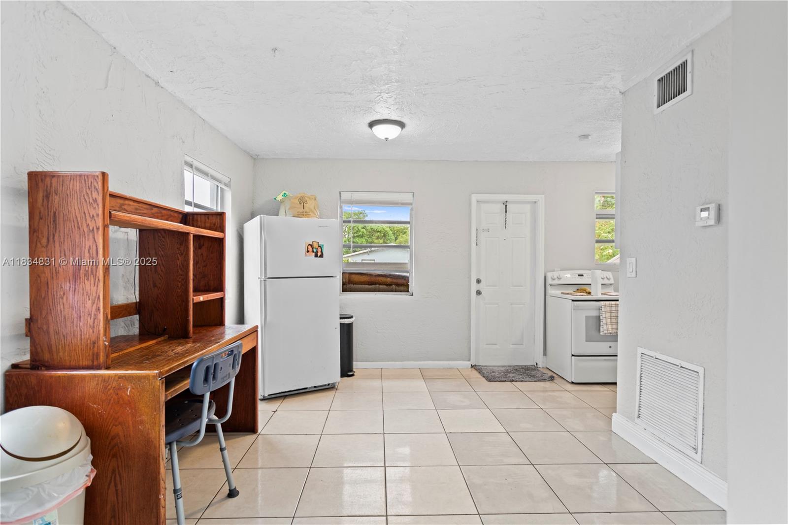 HOLLYWOOD COUNTRY ESTATES - Residential