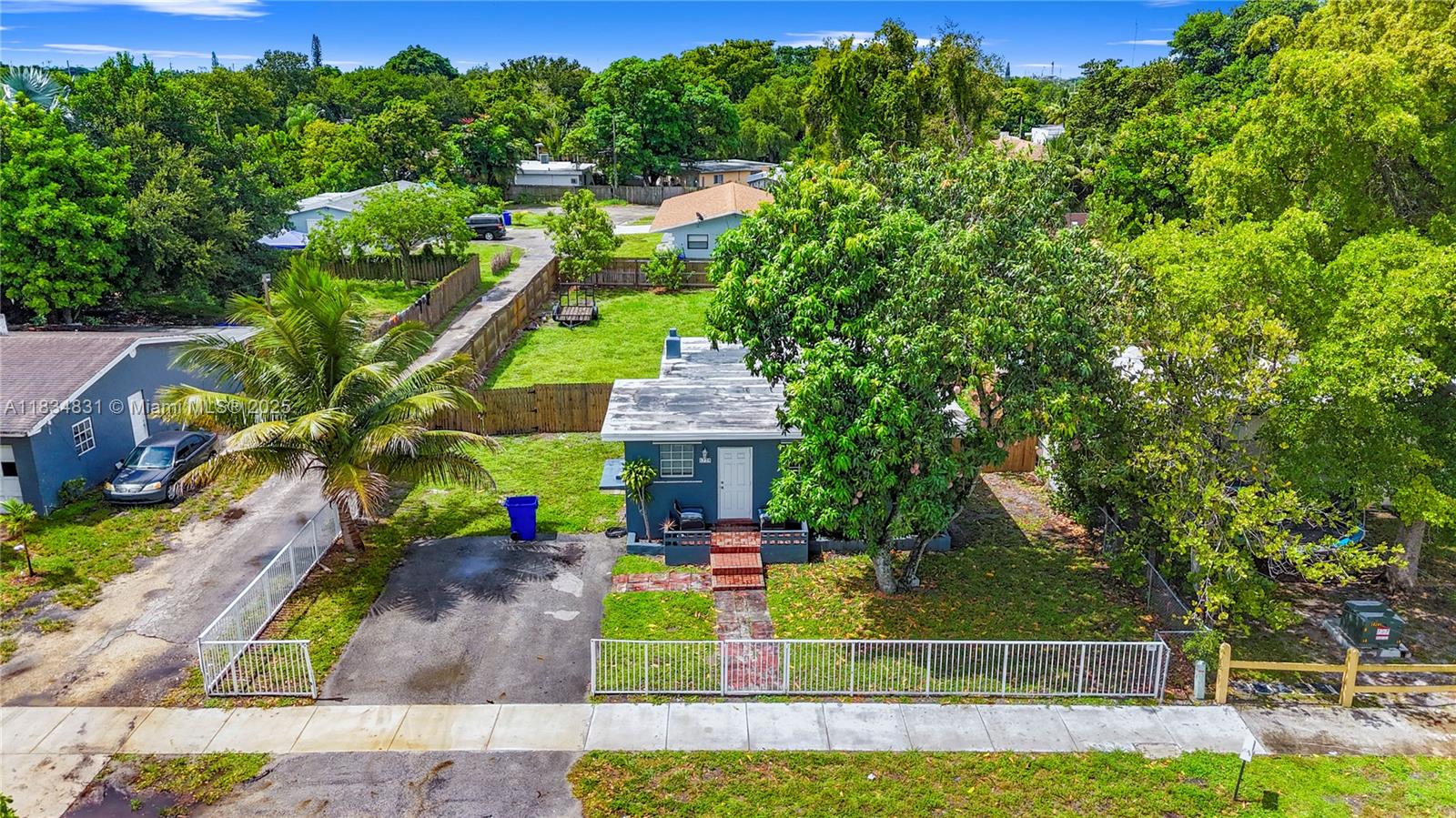 HOLLYWOOD COUNTRY ESTATES - Residential