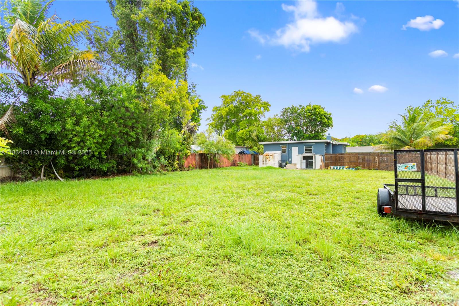 HOLLYWOOD COUNTRY ESTATES - Residential