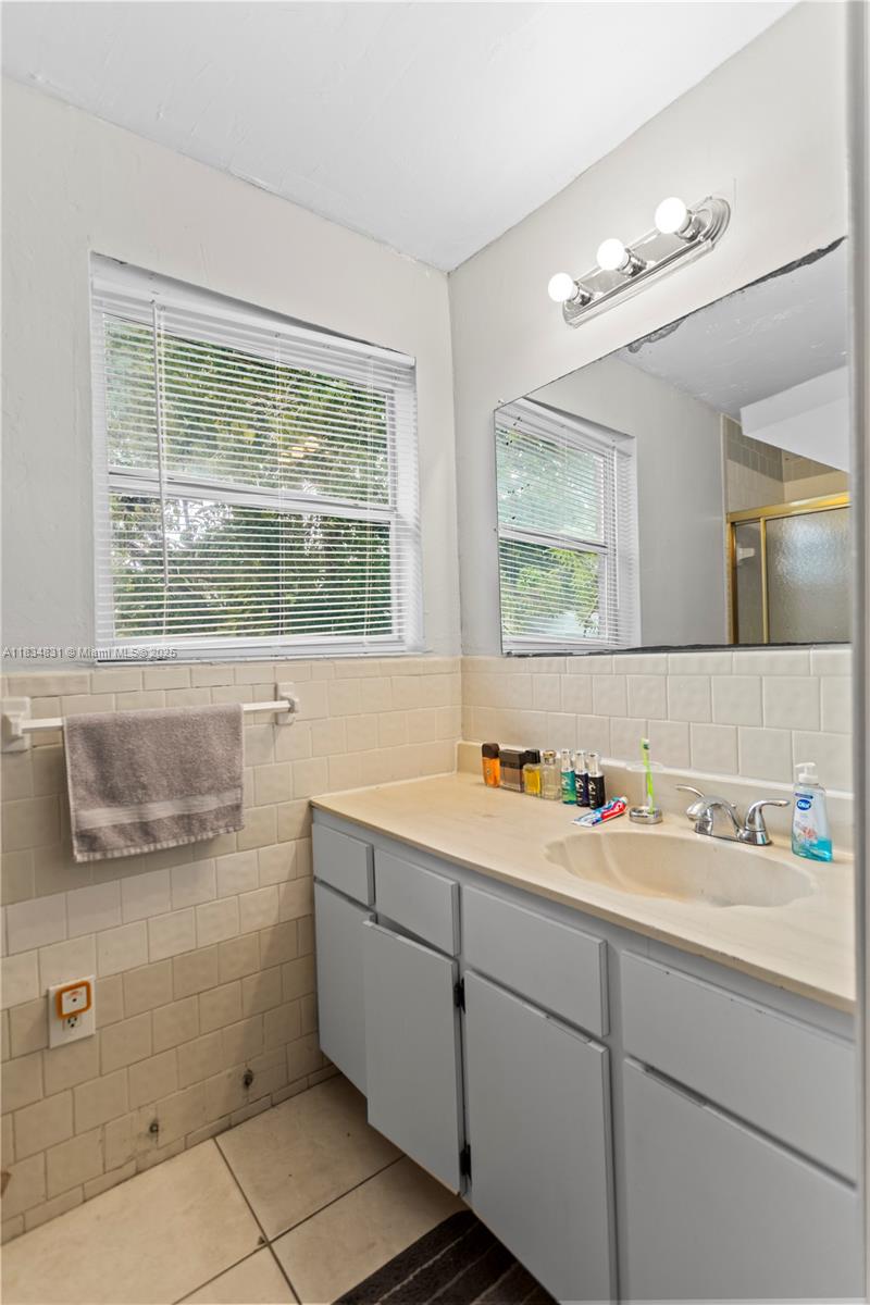 HOLLYWOOD COUNTRY ESTATES - Residential