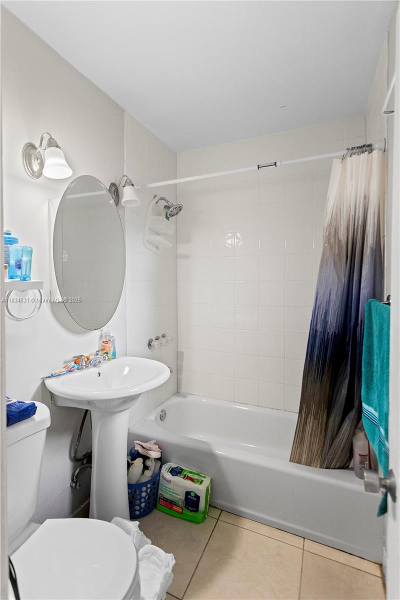 HOLLYWOOD COUNTRY ESTATES - Residential