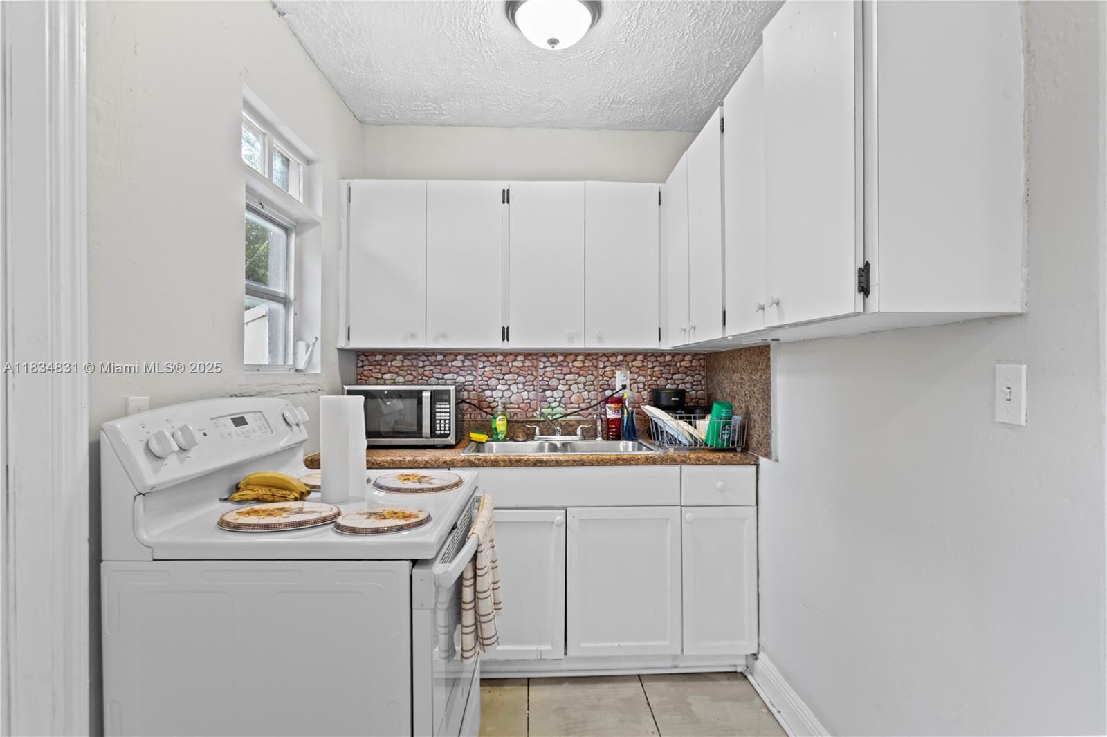 HOLLYWOOD COUNTRY ESTATES - Residential