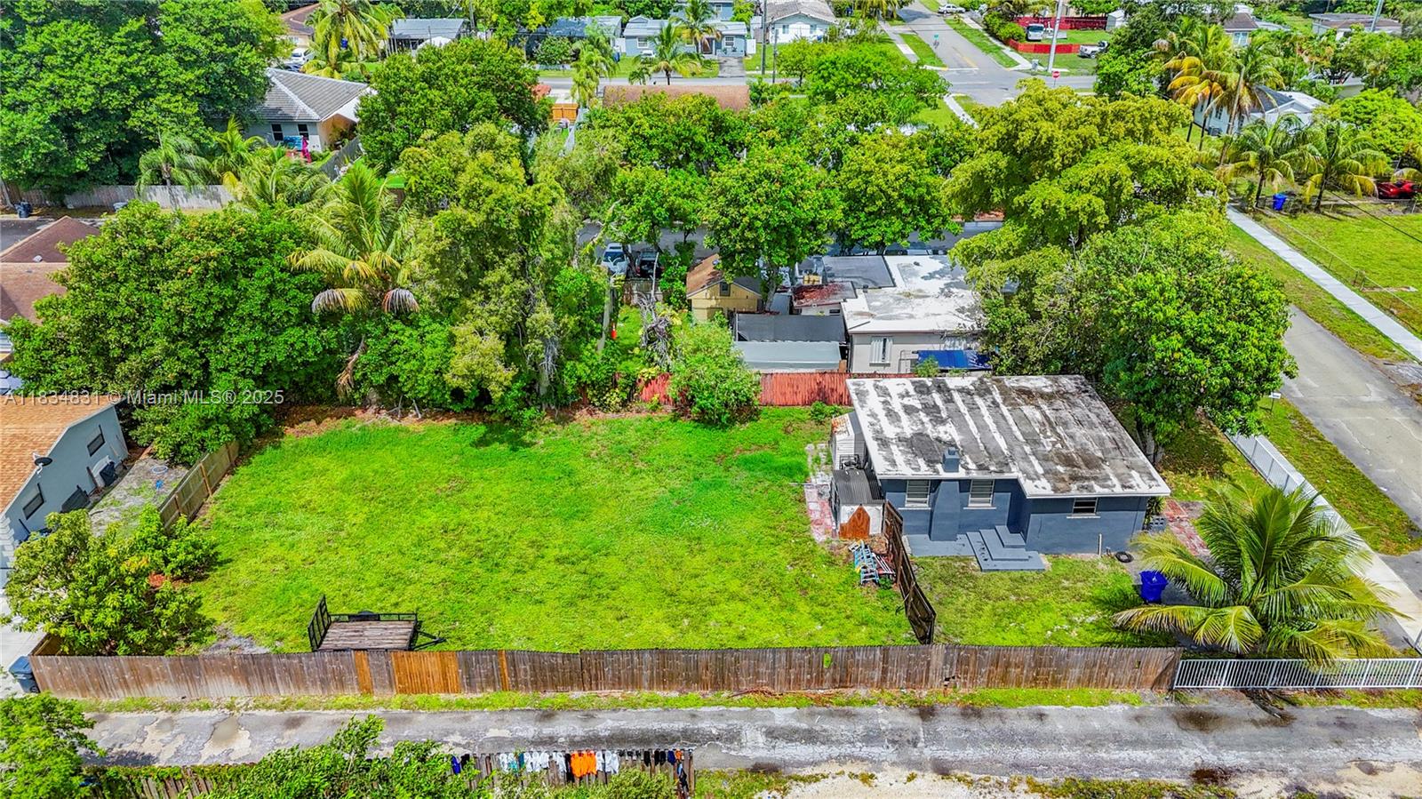 HOLLYWOOD COUNTRY ESTATES - Residential