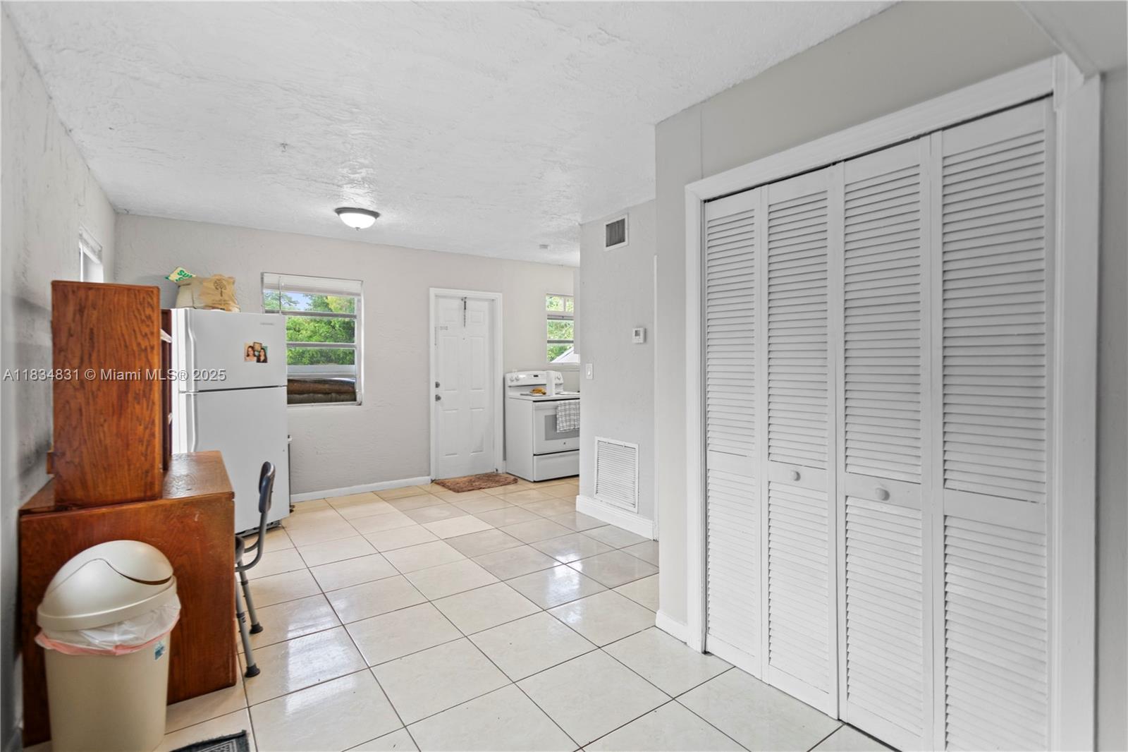 HOLLYWOOD COUNTRY ESTATES - Residential