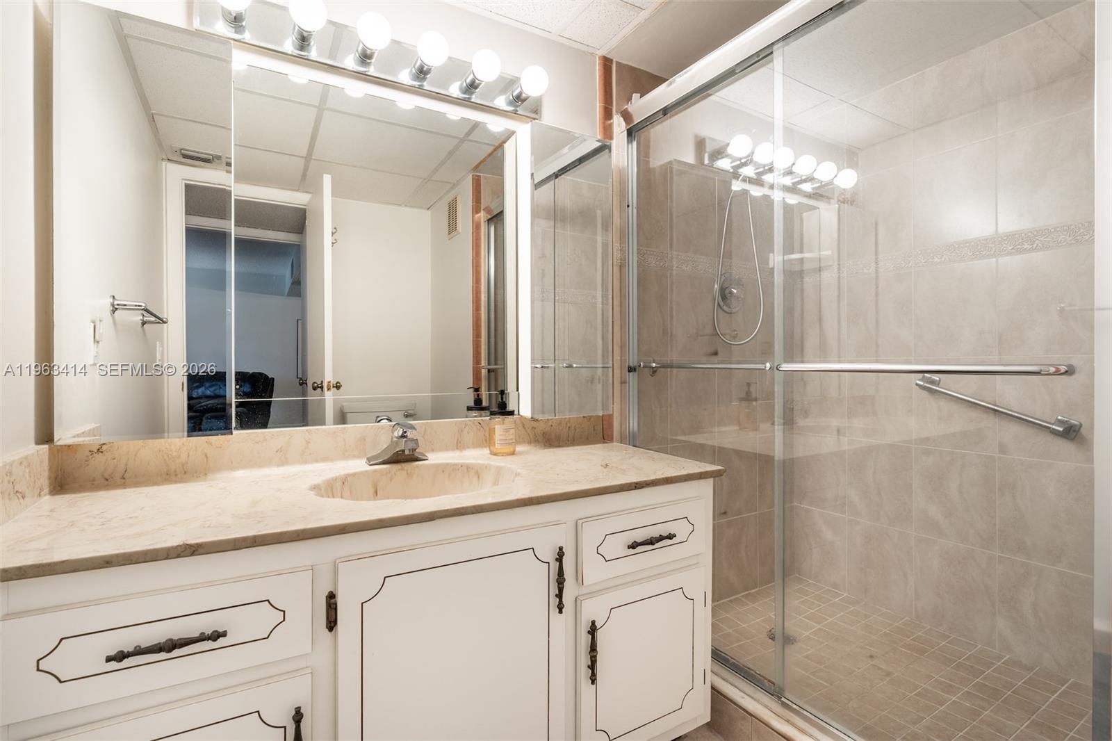 BLDG 9 OF COUNTRY CLUB AP - Residential