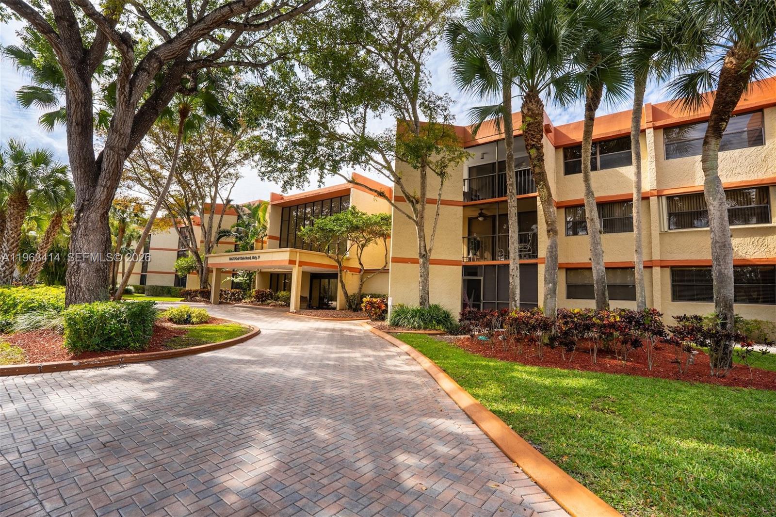 BLDG 9 OF COUNTRY CLUB AP - Residential