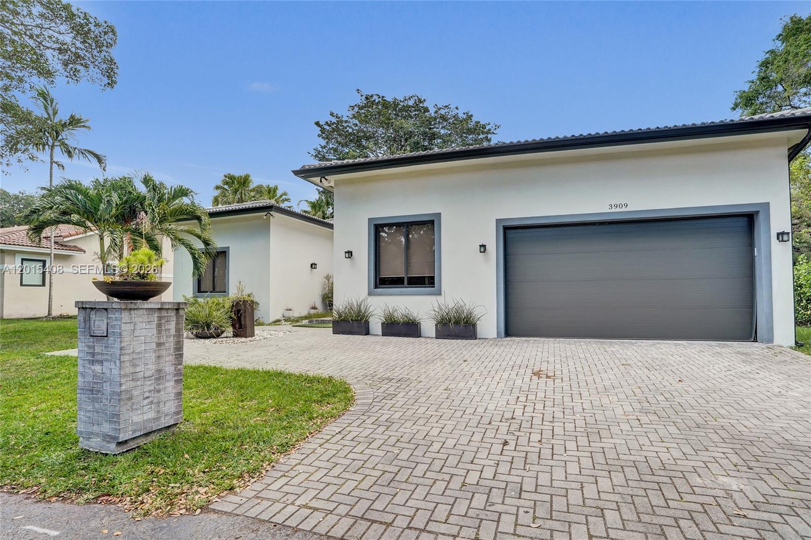 3909 SW 54th Ct