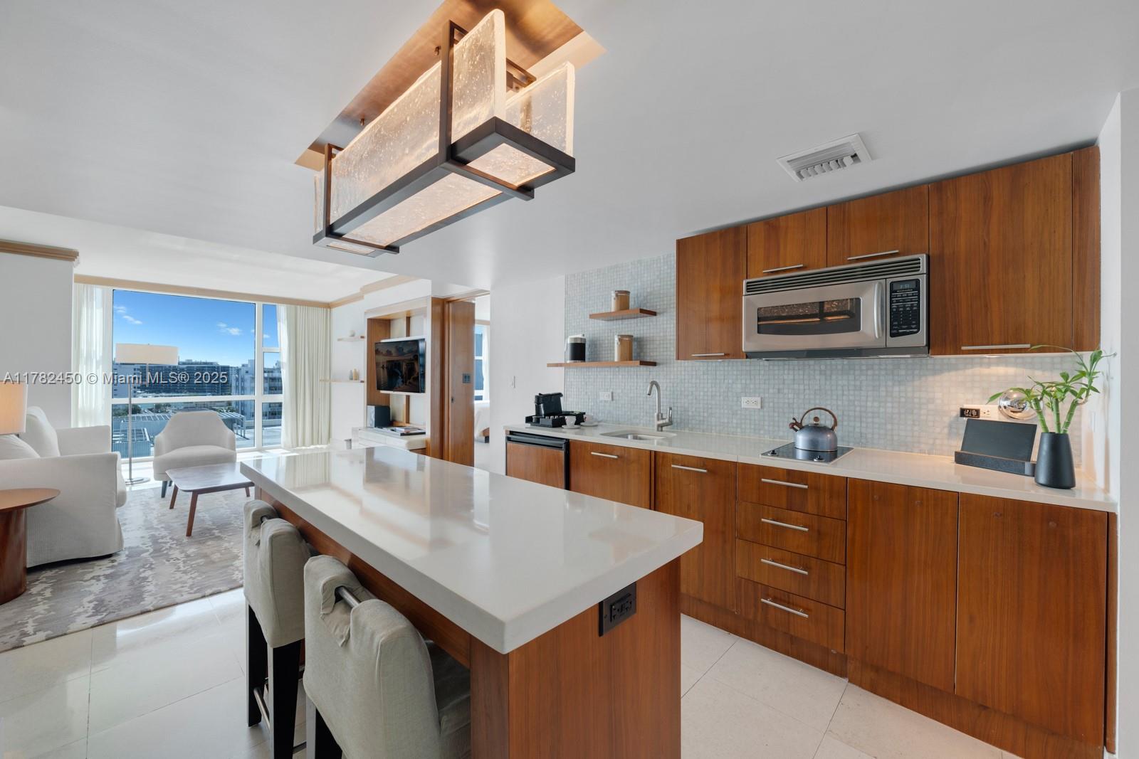 6801 Collins Ave 702, Miami Beach, Miami-Dade County, Florida - 1 Bedrooms  
1 Bathrooms - 
