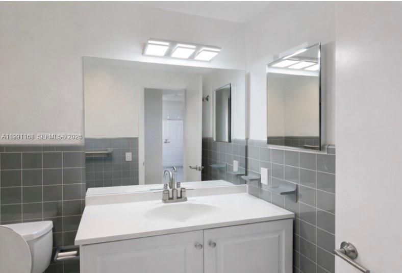 462 Golden Isles Dr 210