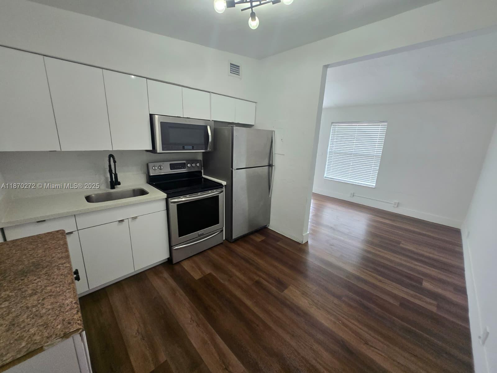 Beautiful 2 bedrooms and 1 bathroom apartment on a Duplex style building, completely remodeled, impact
windows and doors, all new high traffic laminate floors, new kitchen cabinets with granite countertops and and
stainless appliances, new central air, new bathroom, freshly painted and much more.