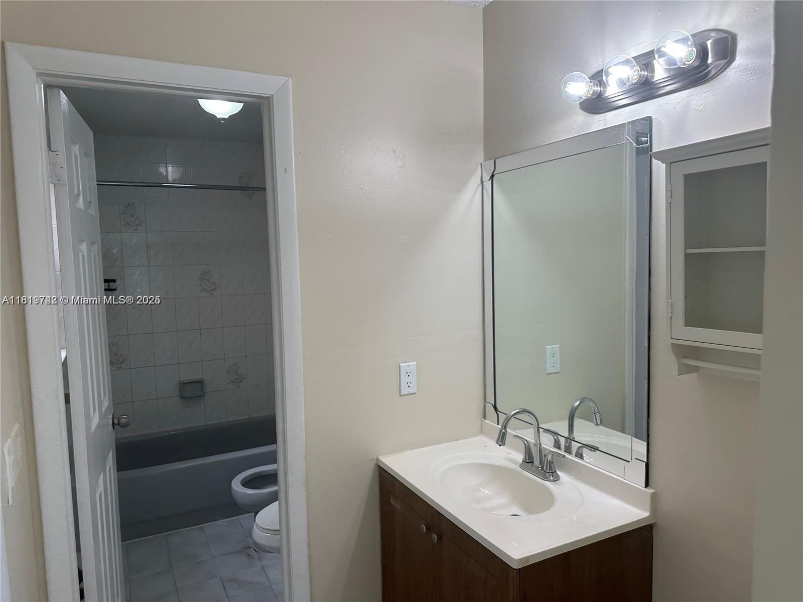 LAKES OF PALM SPRINGS - Residential Lease