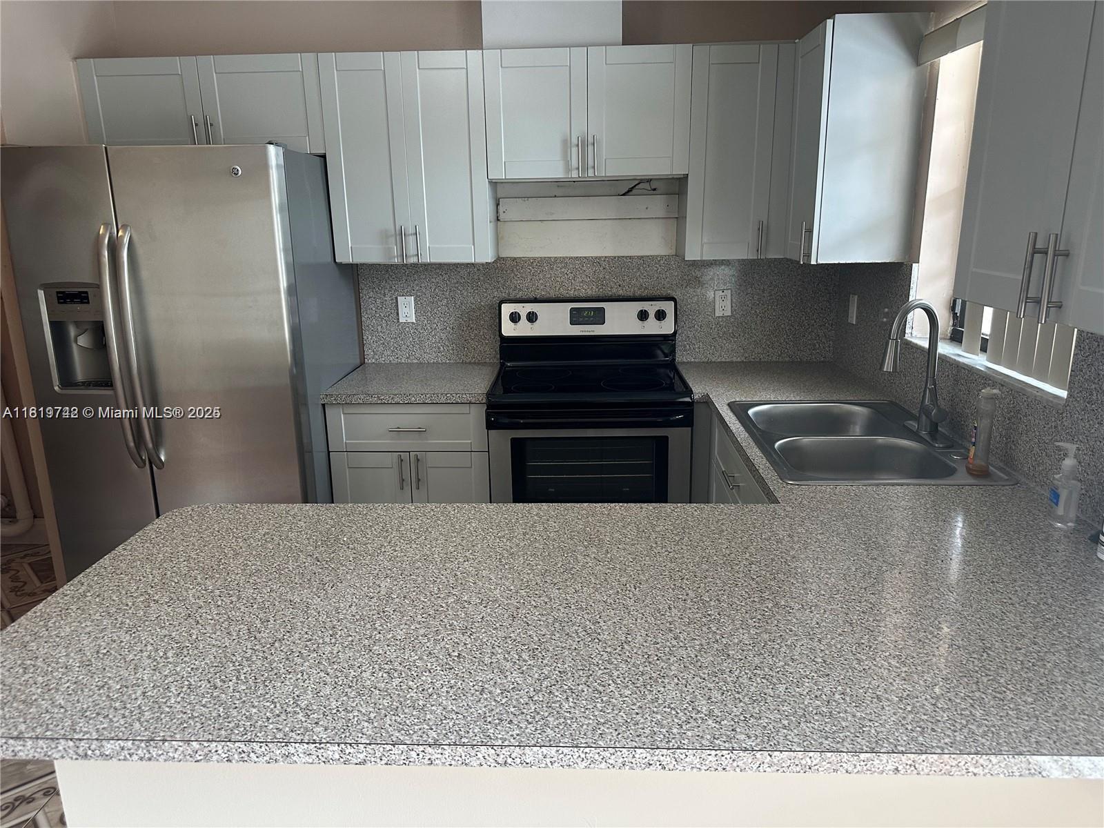 LAKES OF PALM SPRINGS - Residential Lease