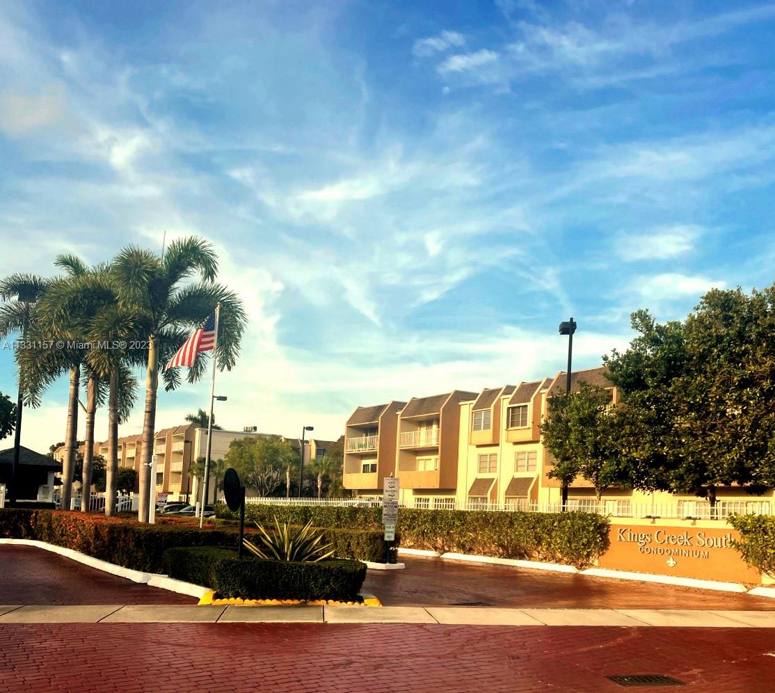 LOCATION. LOCATION. LOACTION 1 bedroom 1 1/2 bath handyman special but Priced to sell!!
It is conveniently located near Shopping, Dining, Dadeland Mall, main highways, UM University.
Kings Creek South has a guarded-gated entry, two Clubhouse pools , spa, tennis, billiards, fitness,
picnic areas with BBQ grills. Investors only yearly rentals admitted. Very Profitable monthly income, or fix it and sell it!
