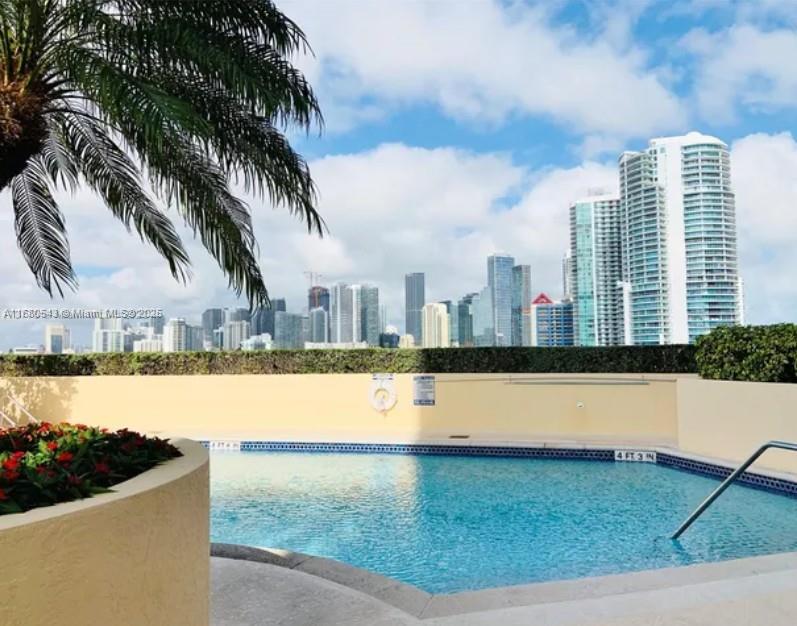THE METROPOLITAN CONDO - Residential