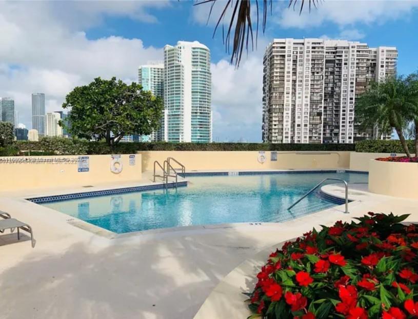 THE METROPOLITAN CONDO - Residential