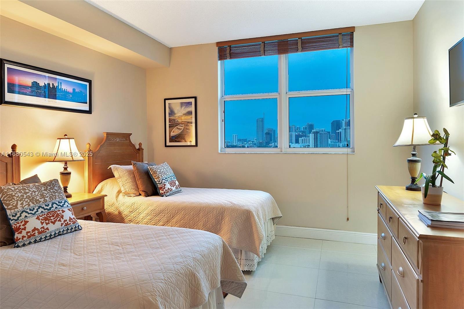 THE METROPOLITAN CONDO - Residential
