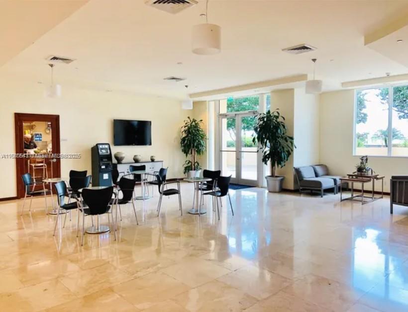 THE METROPOLITAN CONDO - Residential