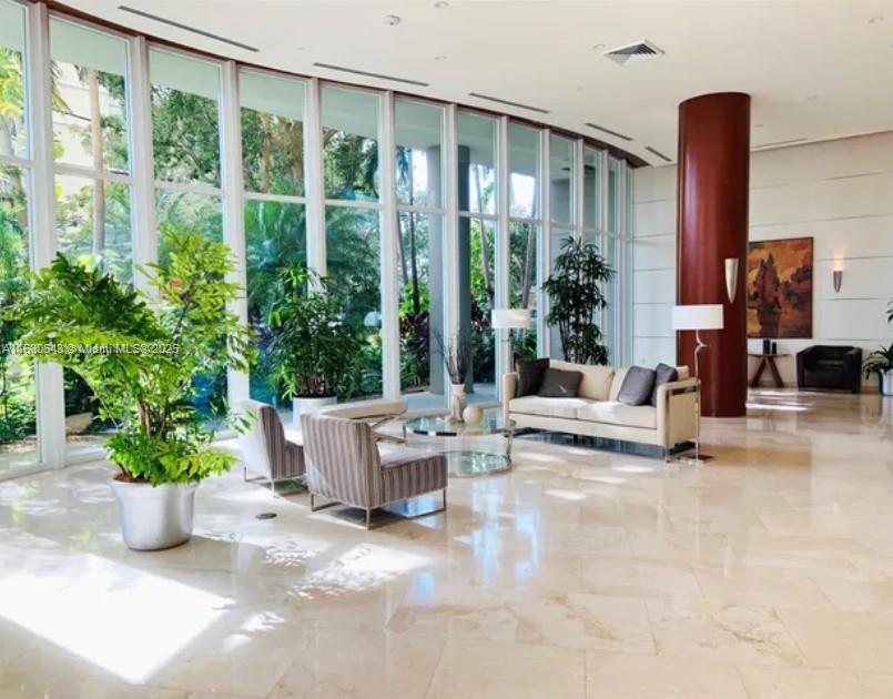 THE METROPOLITAN CONDO - Residential