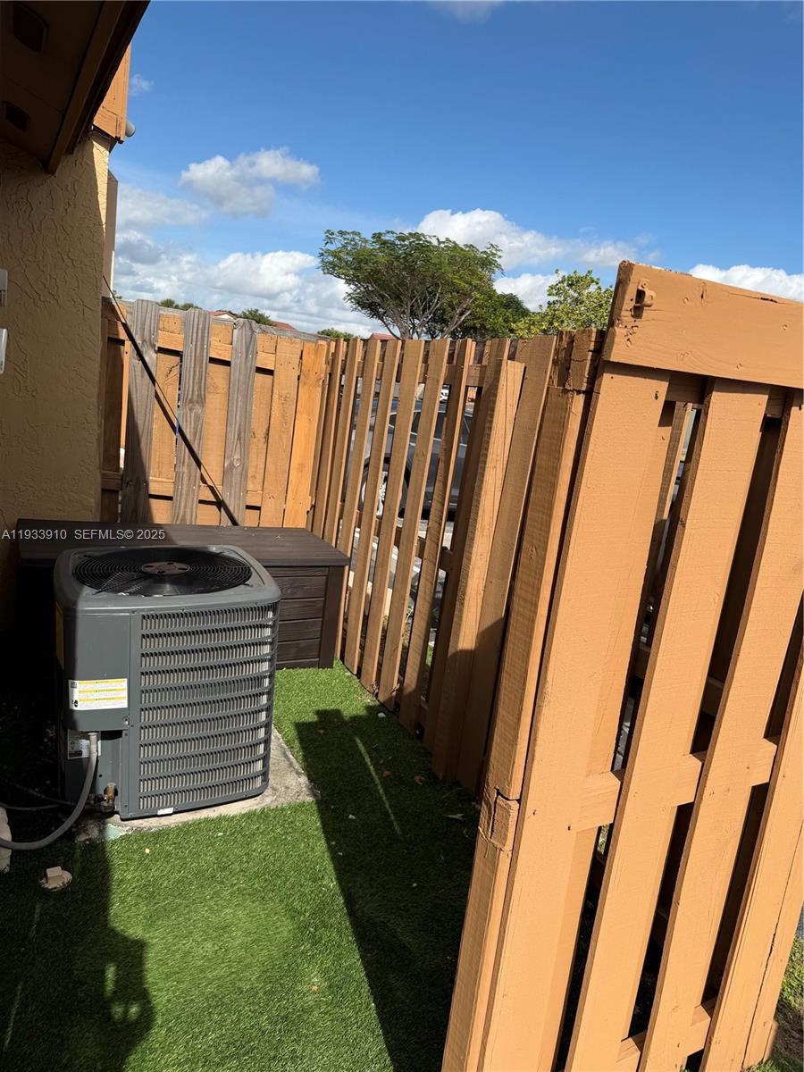 TAMIAMI LAKES TOWNHOMES S - Residential