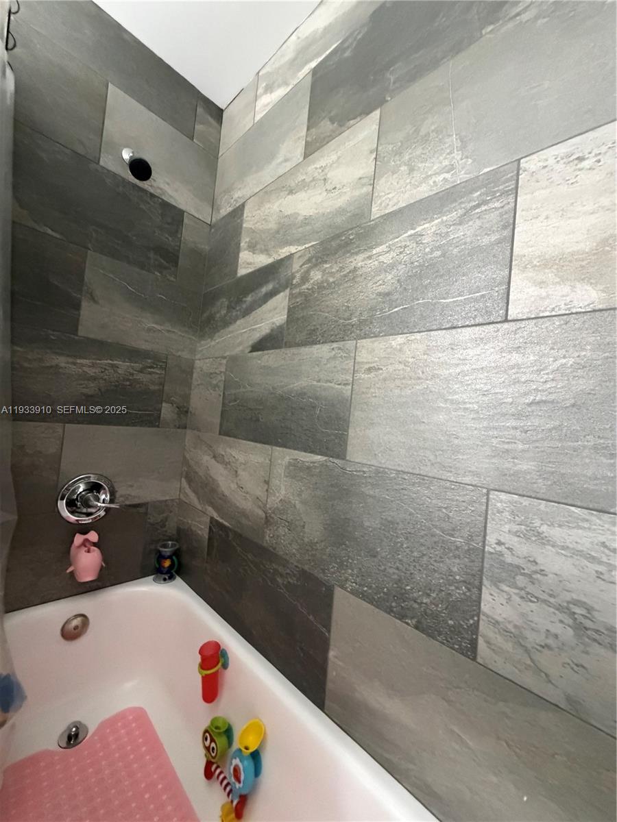 TAMIAMI LAKES TOWNHOMES S - Residential