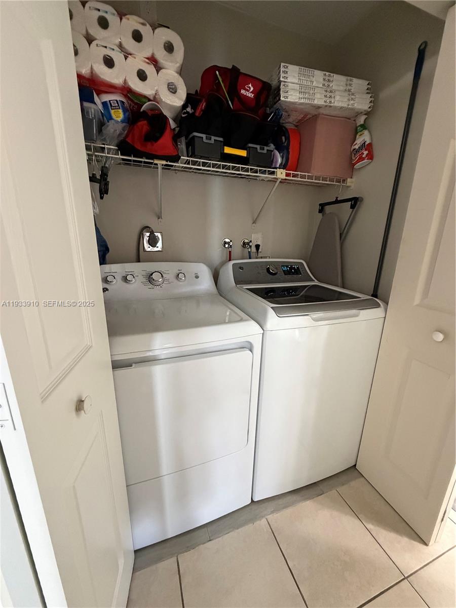 TAMIAMI LAKES TOWNHOMES S - Residential