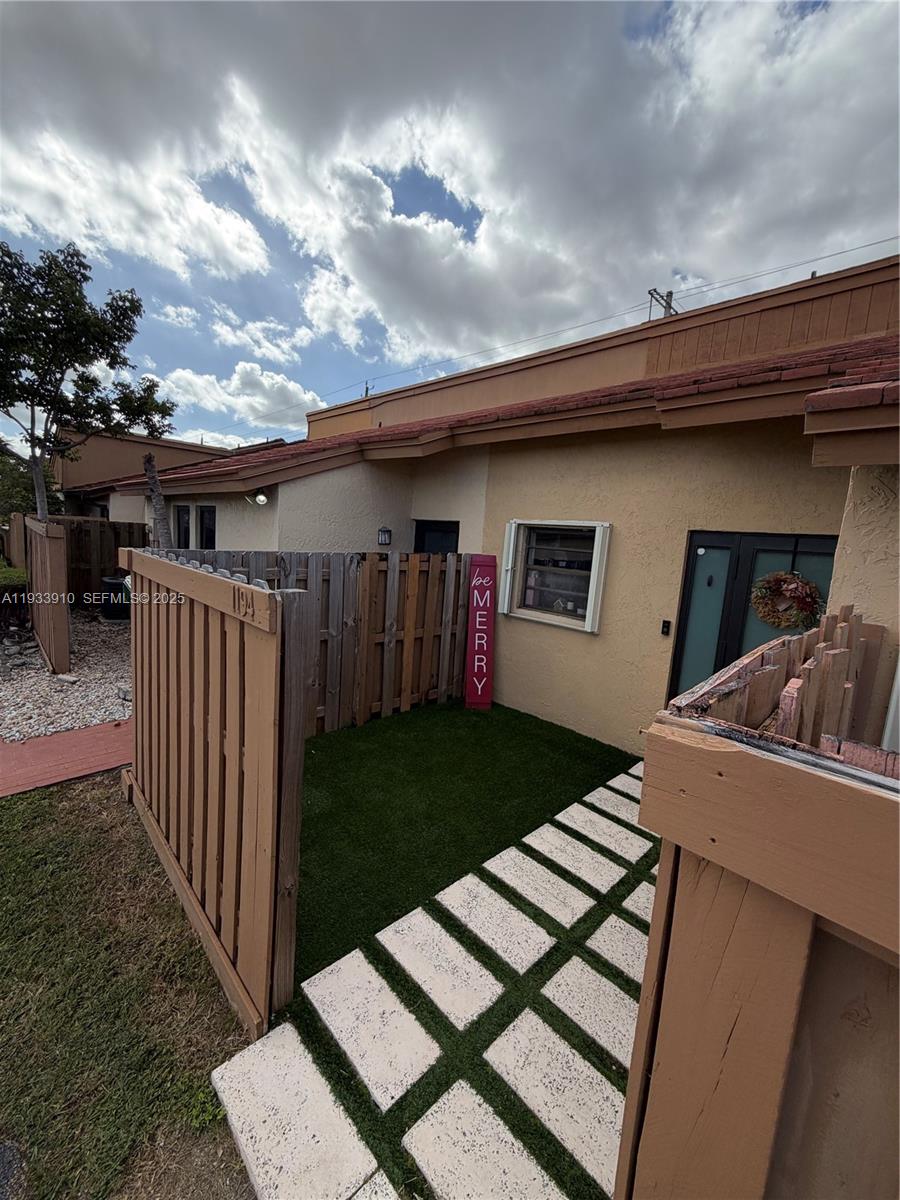 TAMIAMI LAKES TOWNHOMES S - Residential