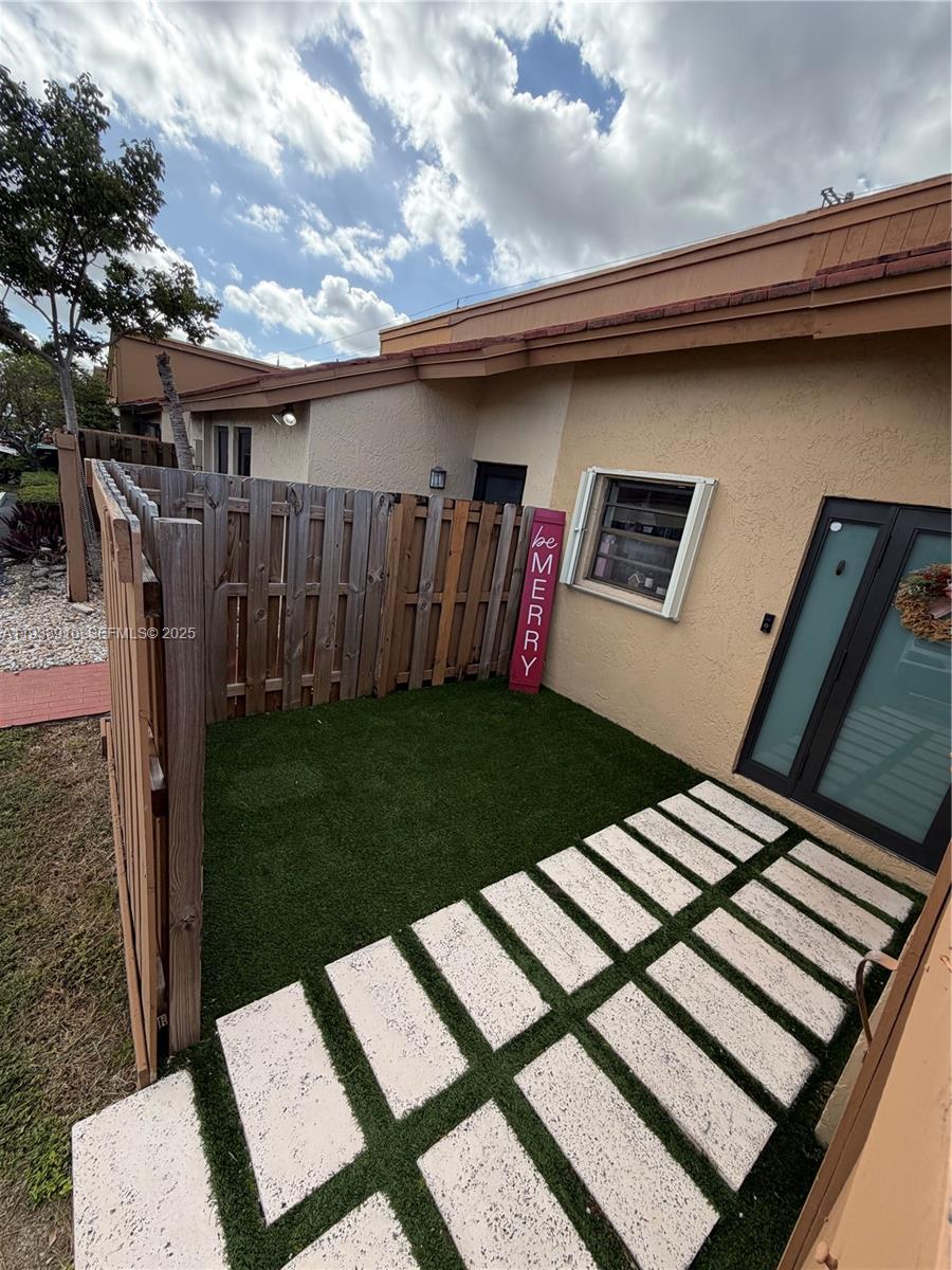 TAMIAMI LAKES TOWNHOMES S - Residential