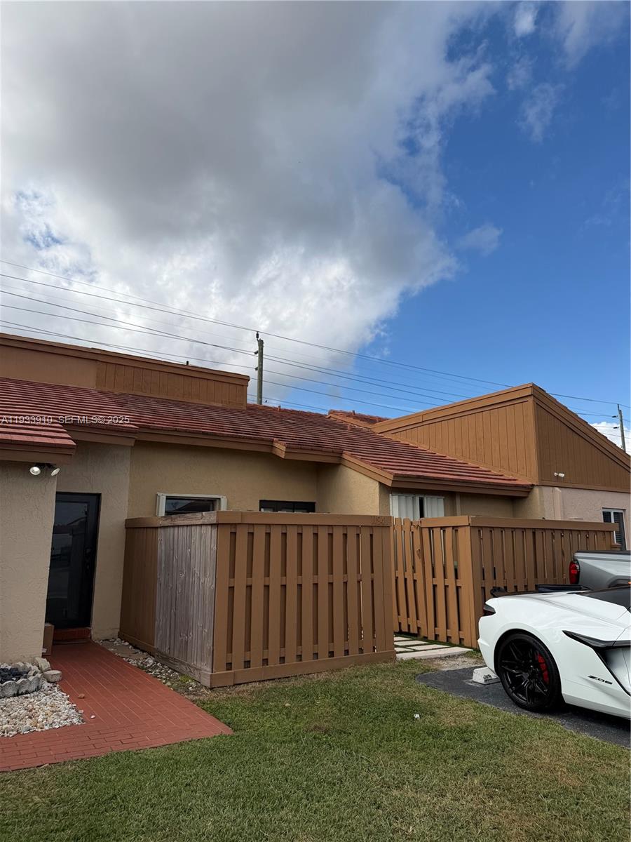 TAMIAMI LAKES TOWNHOMES S - Residential