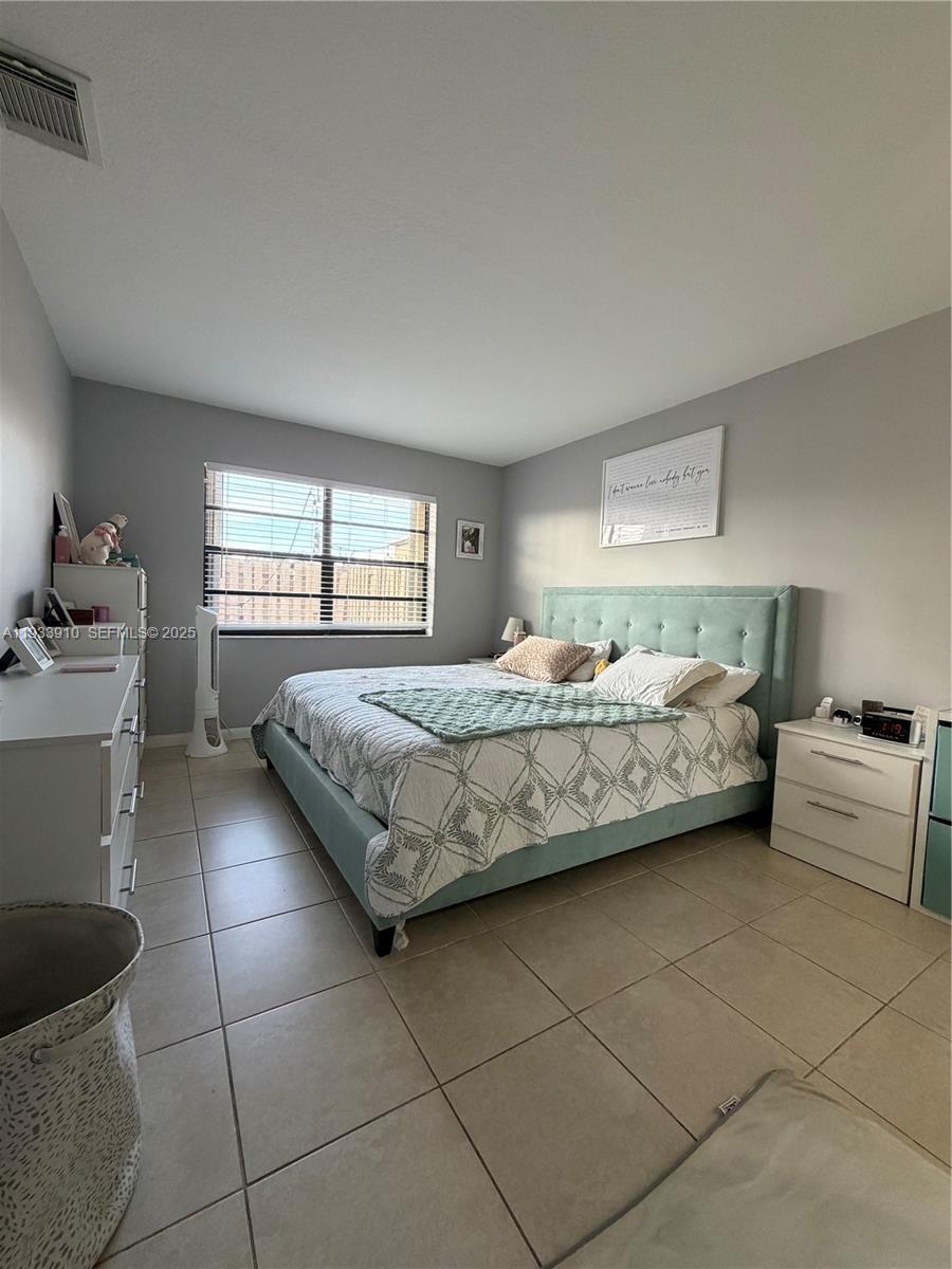 TAMIAMI LAKES TOWNHOMES S - Residential