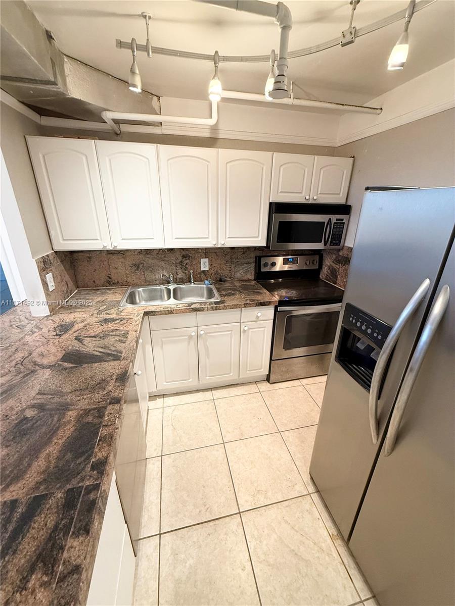 GREENWICH PH I CONDO - Residential