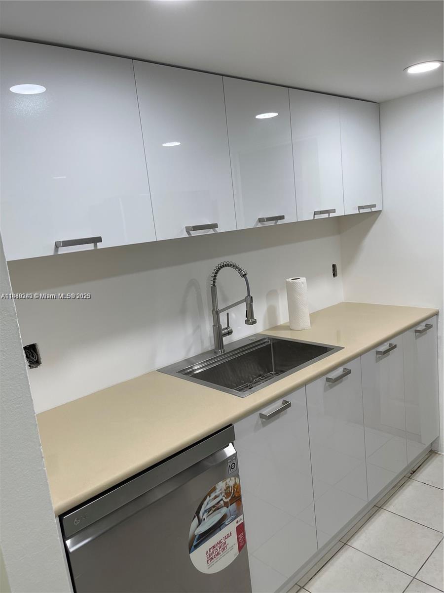Beautiful 1/1 fully renovated unit. Great location!!! Close to the beach, Publix, Fort Lauderdale airport.