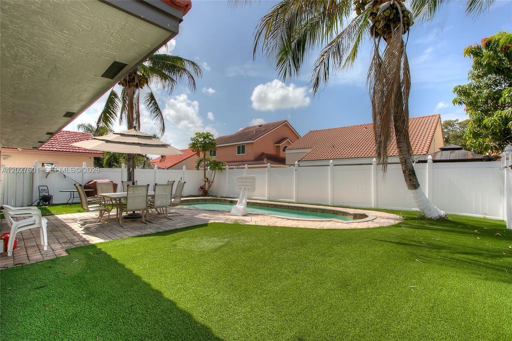 Photo of 9521 NW 18th Mnr, Plantation, FL 33322 (MLS # A12027601)