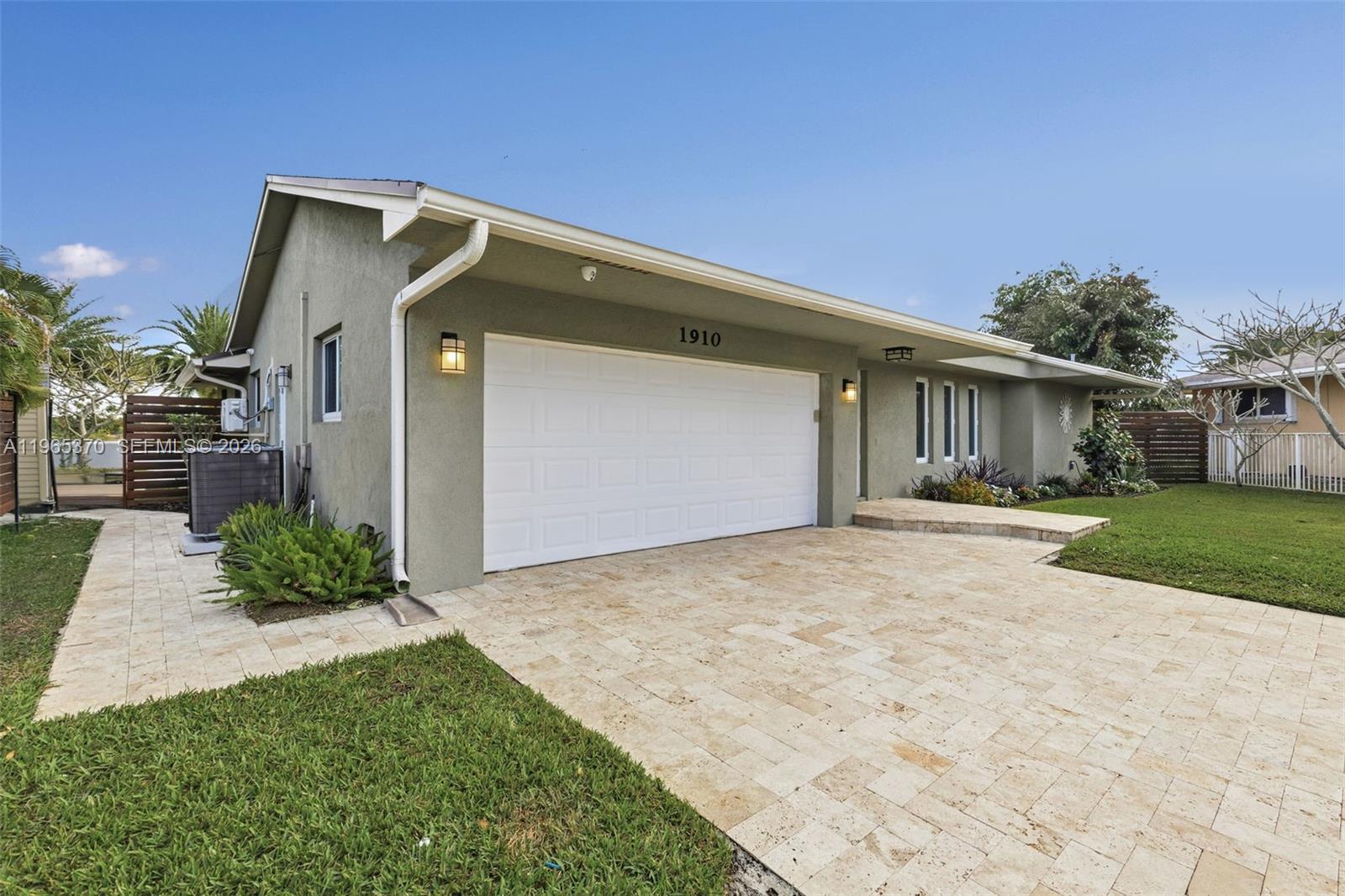 ROYAL PALM LAKE ESTATES - Residential