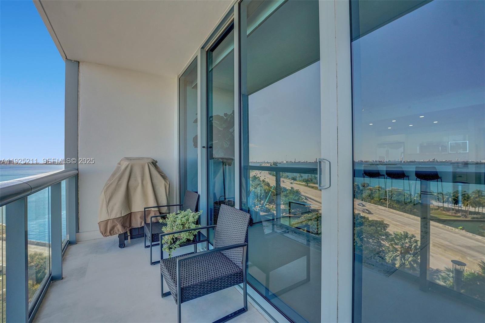 BLUE CONDO - Residential