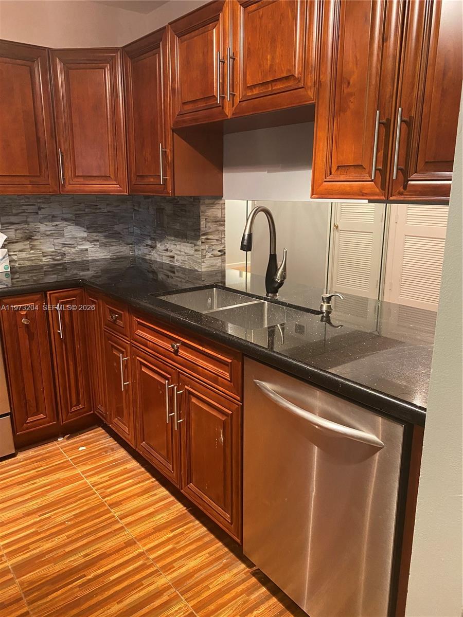 GARDENS NORTH ELEVEN COND - Residential