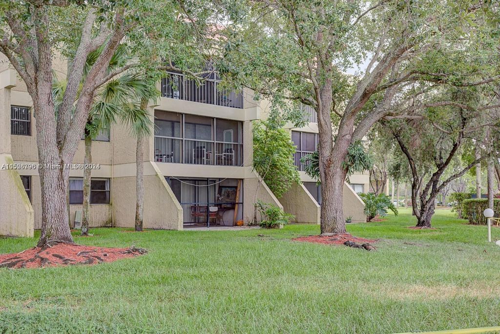 Photo of 210 Lakeview Dr #304, Weston, FL 33326 (MLS # A11526796)