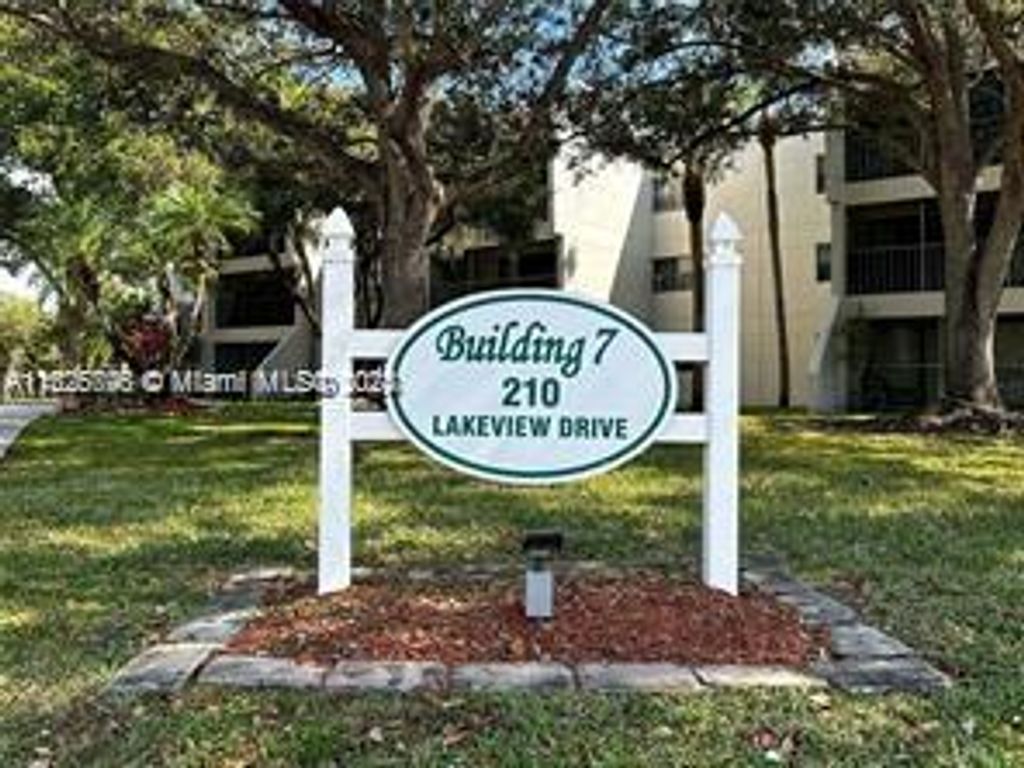 Photo of 210 Lakeview Dr #304, Weston, FL 33326 (MLS # A11526796)